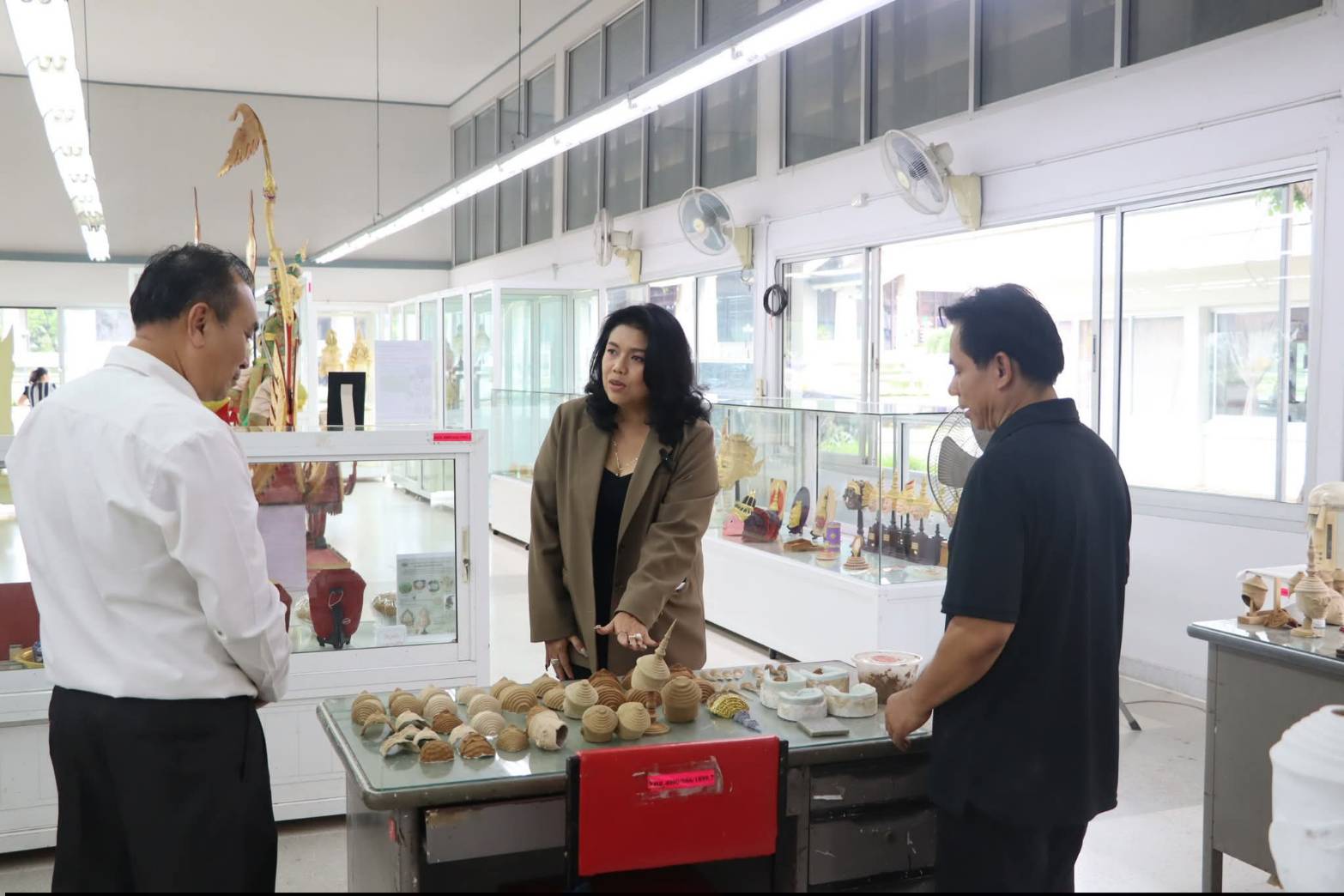 title - นายอำเภอบางไทร และคณะผู้บริหารท้องถิ่น ลงพื้นที่เยี่ยมชมสถานที่ภายใน ศูนย์ส่งเสริมและพัฒนาอาชีพเสริมนอกภาคการเกษตร (ศูนย์ศิลปาชีพบางไทรฯ (เดิม)) และแผนกฝึกอบรมทั้ง 12 แผนก